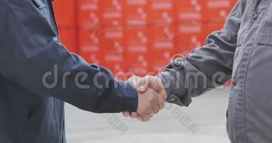 两人握手.. 两人握手特写.. 工厂握手，达成成功交易